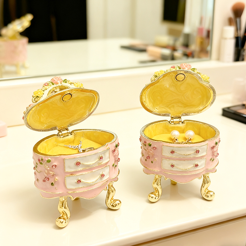 صندوق مجوهرات صغير مرسوم يدويً - مراجعة Vanity Home Decor وسعره