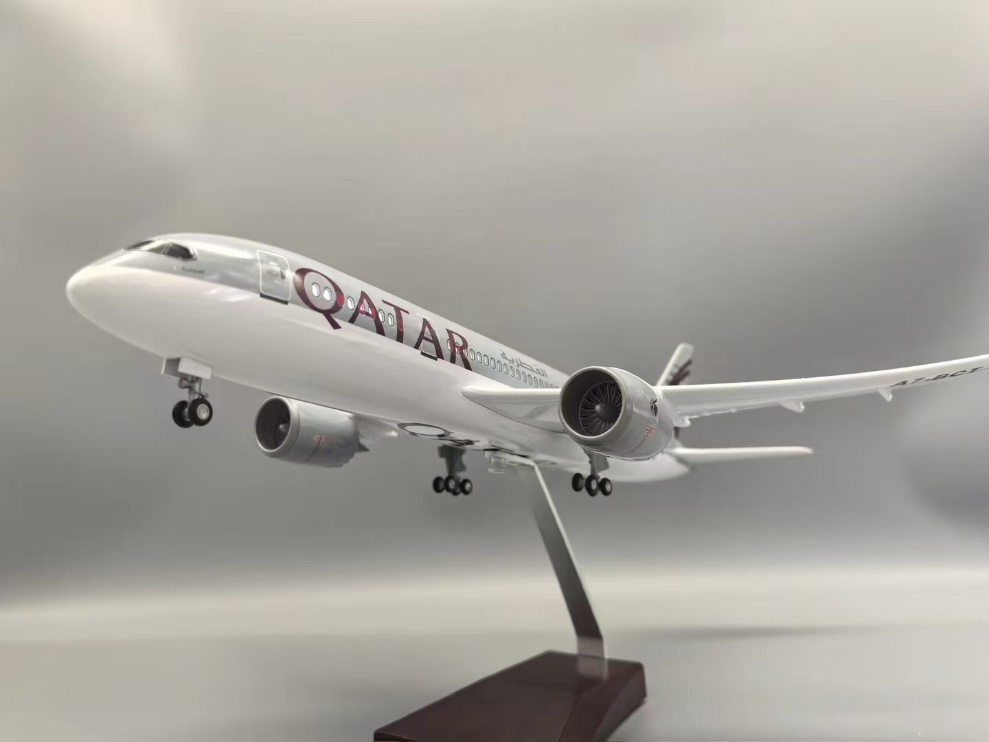 طقم نموذج طائرة قطر B787 من ال - مراجعة Home Decor Qatar وسعره