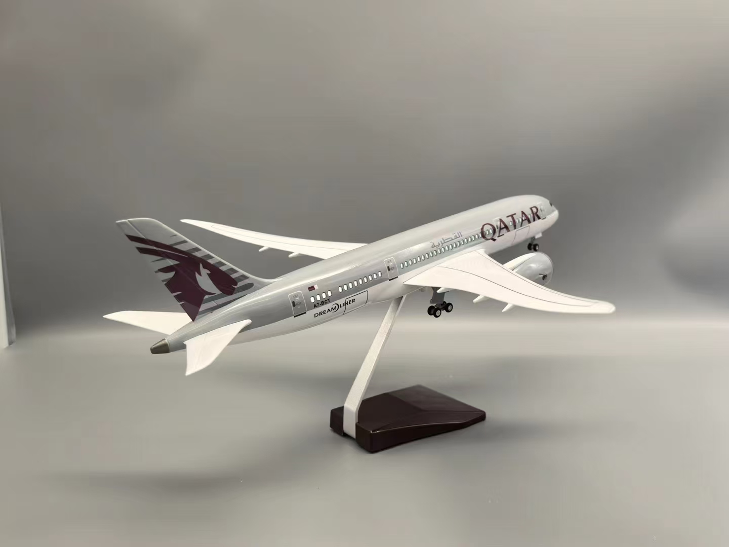 طقم نموذج طائرة قطر B787 من ال - مراجعة Home Decor Qatar وسعره