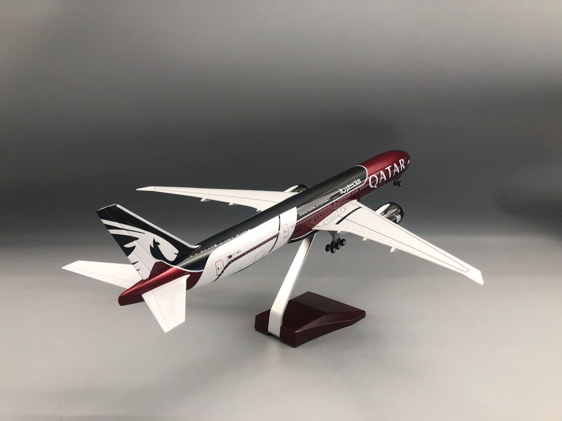 نموذج طائرة B777-300 قطر، طائر - مراجعة Home Decor Qatar وسعره