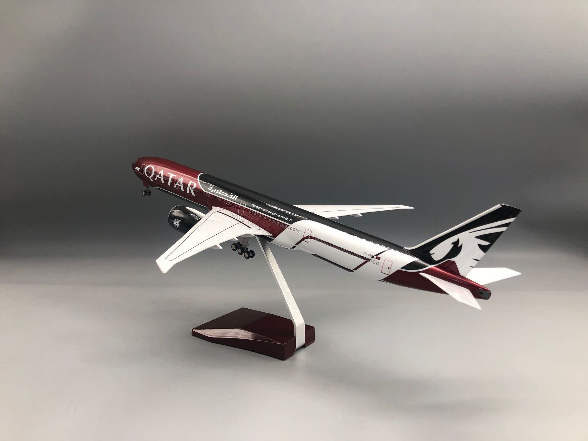 نموذج طائرة B777-300 قطر، طائر - مراجعة Home Decor Qatar وسعره