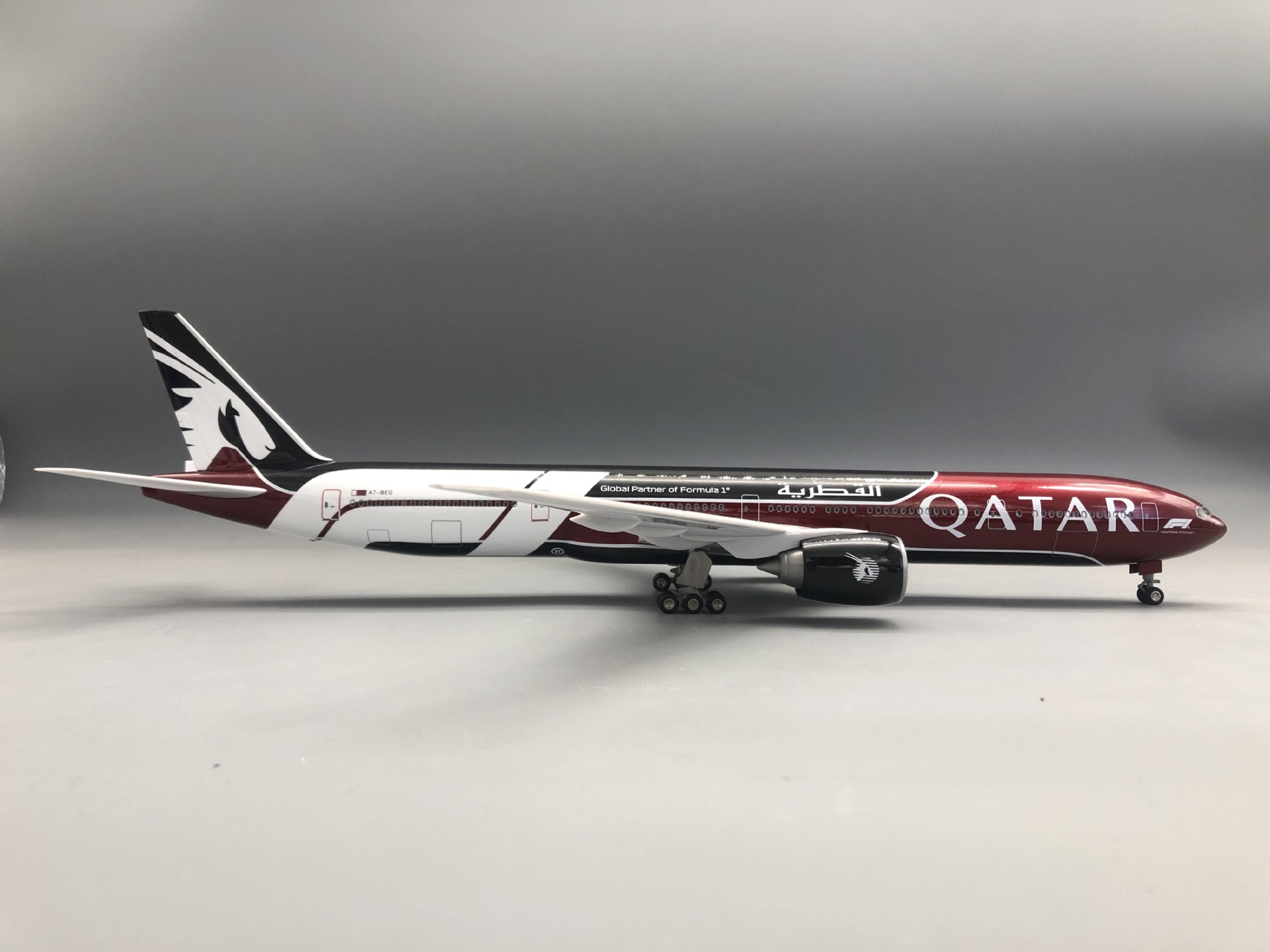 نموذج طائرة B777-300 قطر، طائر - مراجعة Home Decor Qatar وسعره